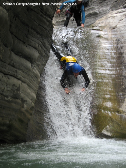 Canyoning - Glijbaan Canyoning is berg- en watersport tegelijk. Zwemmen, glijden, springen, klimmen, rapellen of abseilen van een rotswand of in een waterval, door kloven waden en door nauwe rotsspleten kruipen.  Stefan Cruysberghs